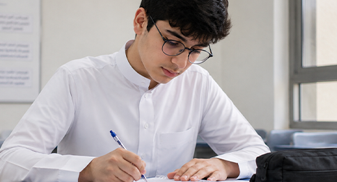 أهلاً، أنا عبدالعزيز وعمري 13 سنة